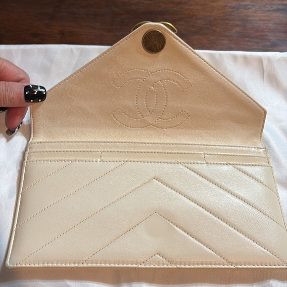 CHANEL Crossbody Caviar & Quilted Lambskin Leather Camera Case Cream - Picture 10 of 15